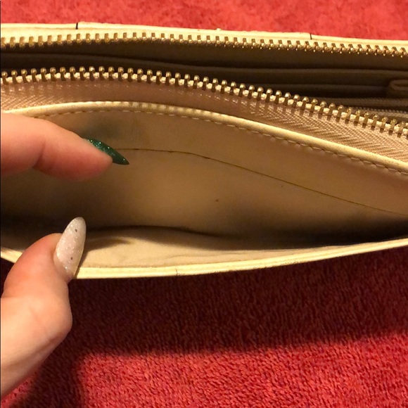 Gently used authentic Coach wallet - Picture 5 of 7
